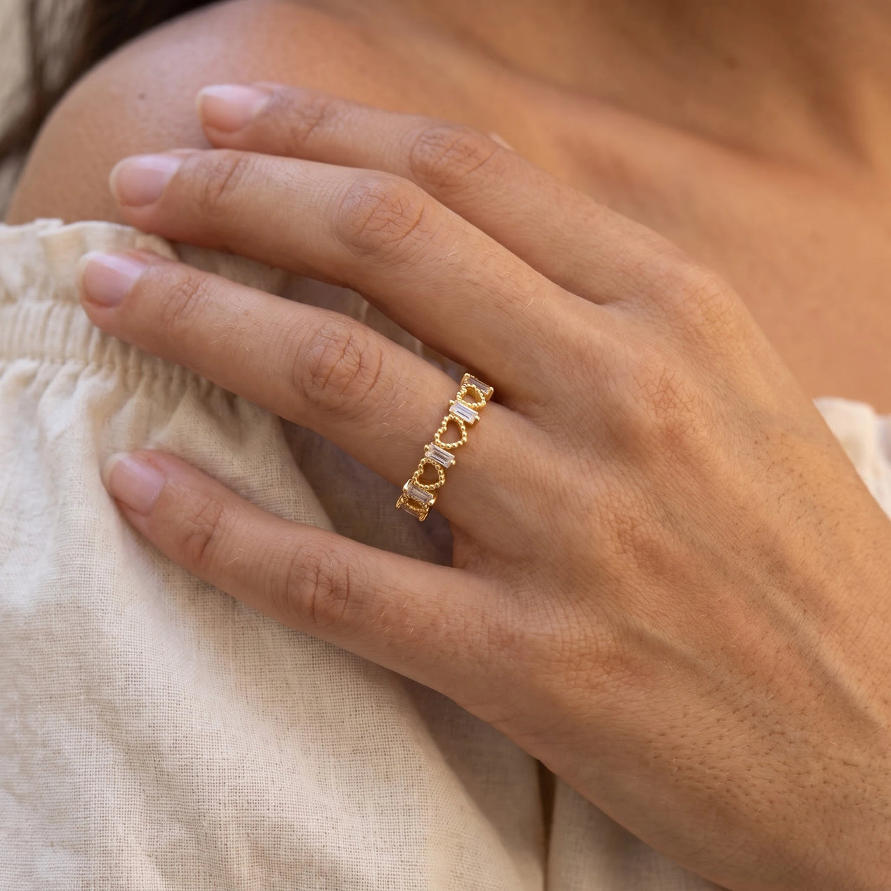 Bague coeur — gros plan sur les détails, or | SKU: lescoeurs