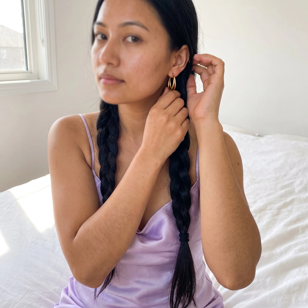 Boucles d'oreilles dorées — photo portée, geste du quotidien, or | SKU: lescroisees
