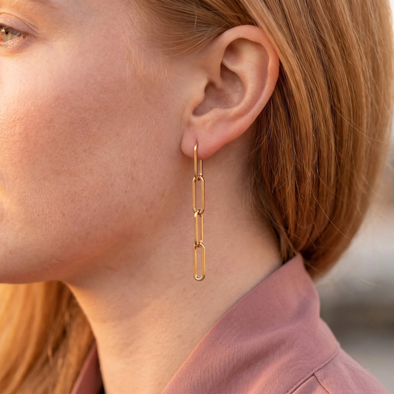Ketting oorbellen — close-up van de details, goud | SKU: lespendantes