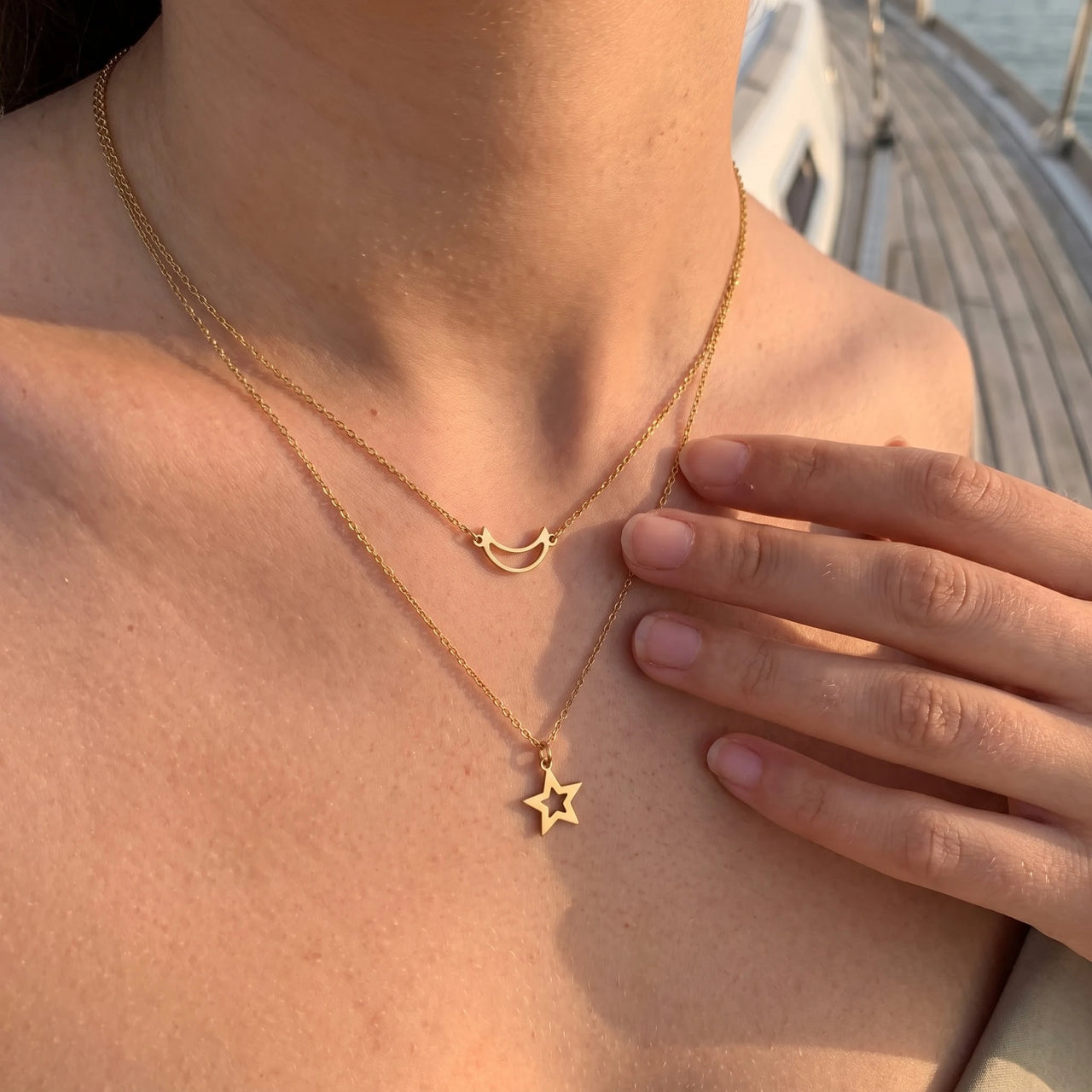 Ster ketting — gedragen, echte grootte, goud | SKU: letoile-g