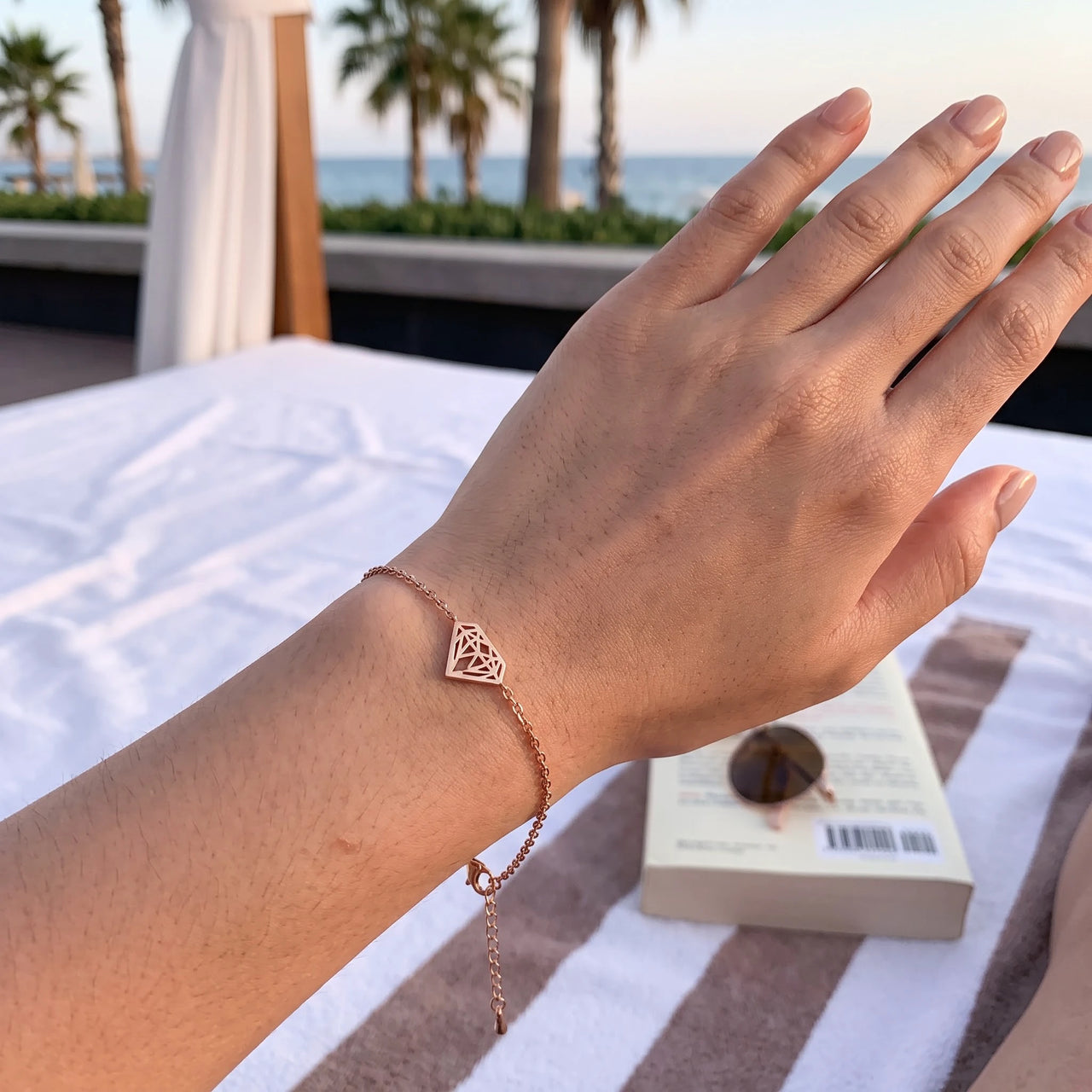 Minimalistische armband — gedragen, echte grootte, rosé goud | SKU: 11662607-rose-gold