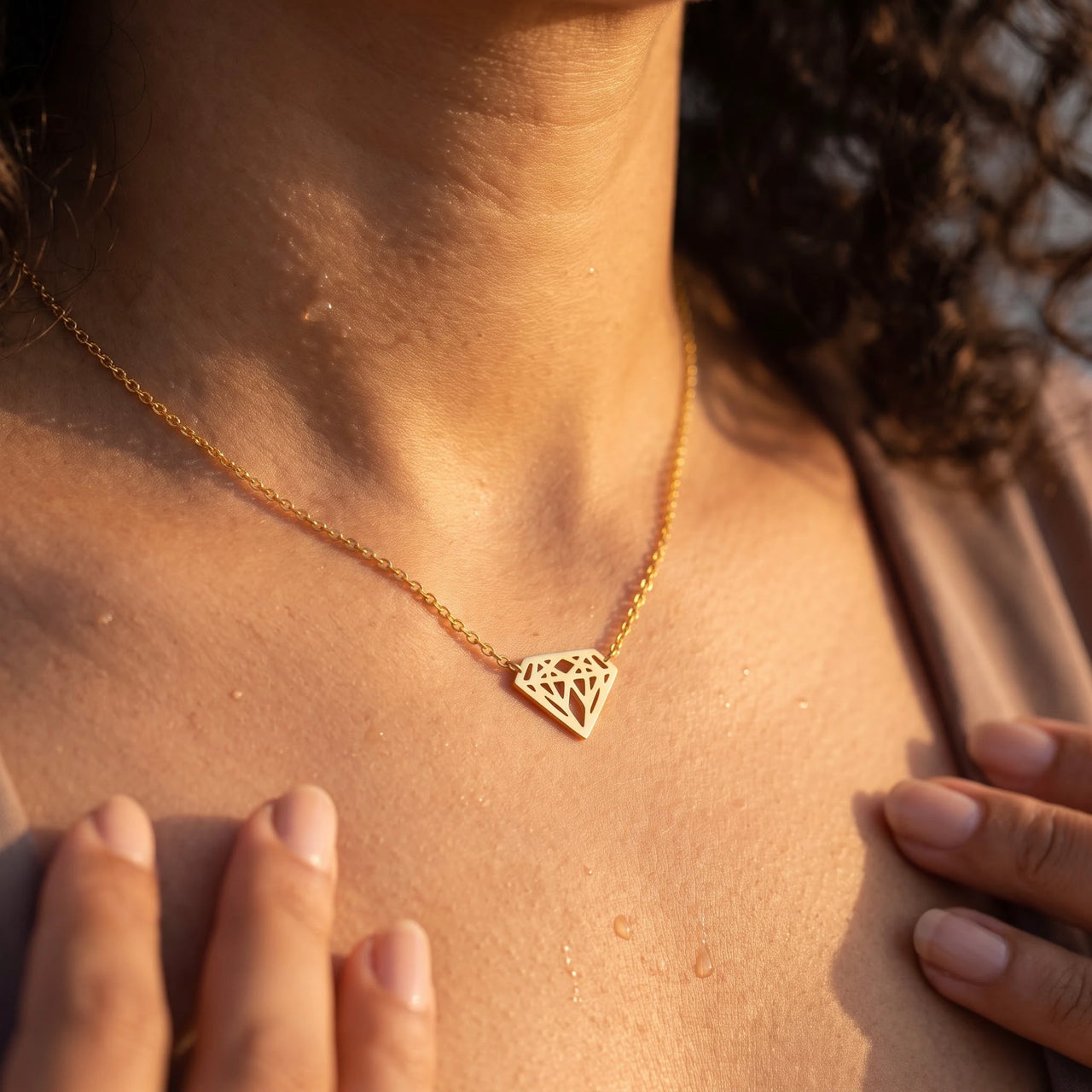 Collier géométrique — gros plan sur les détails, or | SKU: 12791388-gold