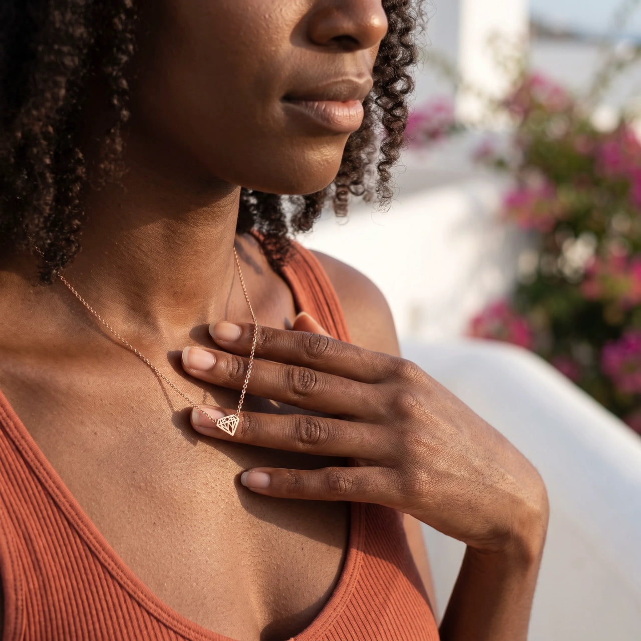 Collier fin femme — photo portée, geste du quotidien, or rose | SKU: 12791388-rose-gold