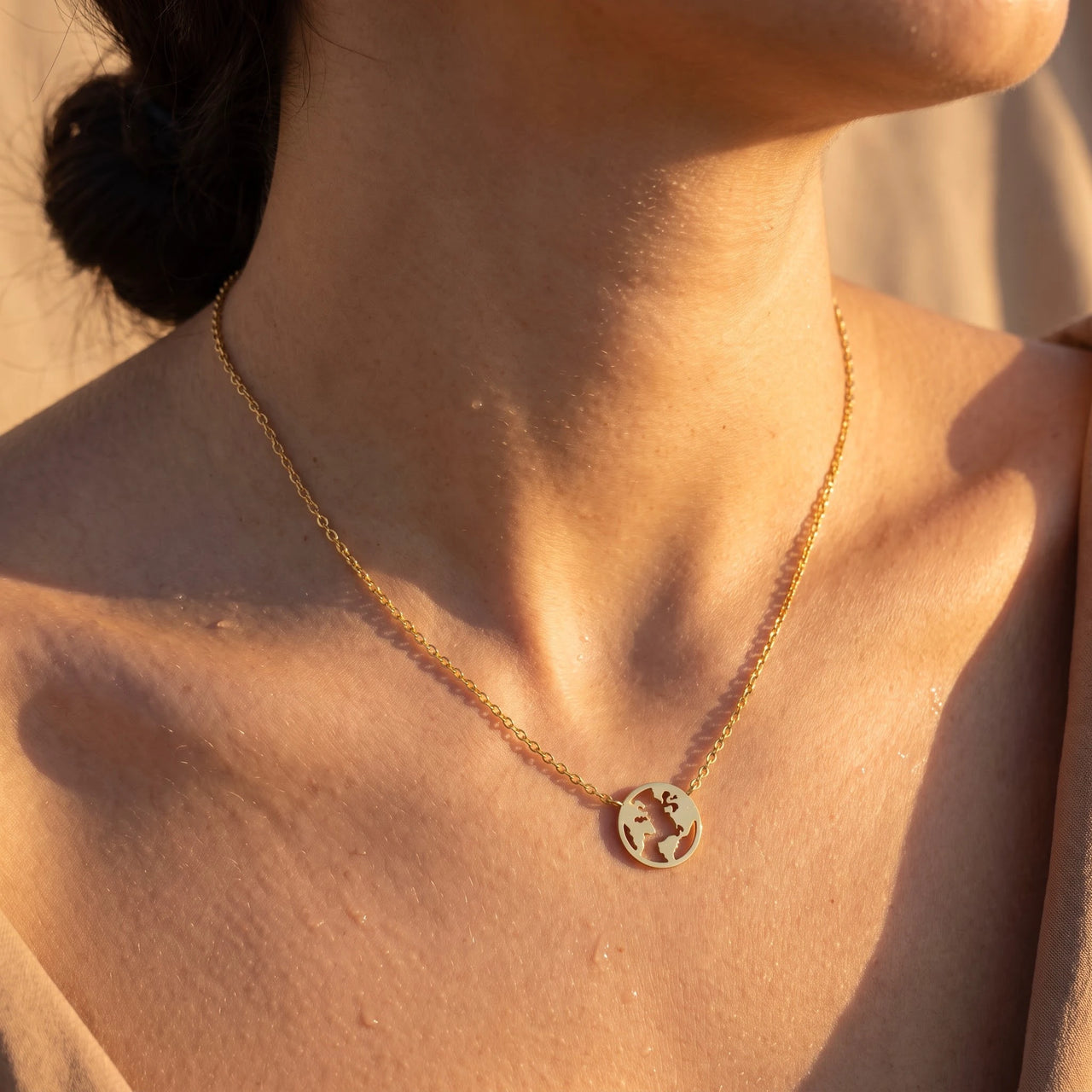 Collier terre — gros plan sur les détails, or | SKU: 22173453-gold
