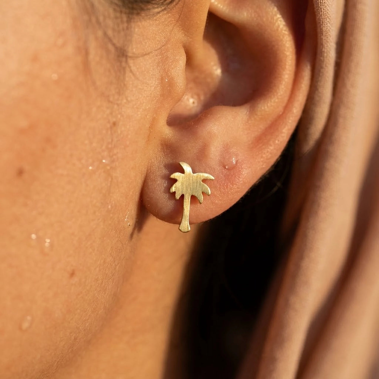 Palmboom oorbellen — close-up van de details, goud | SKU: 10287609-gold-color