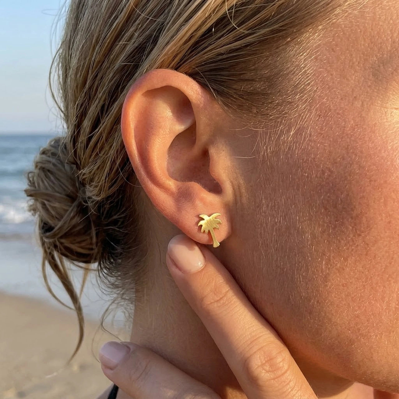 Waterproof oorbellen — gedragen, echte grootte, goud | SKU: 10287609-gold-color