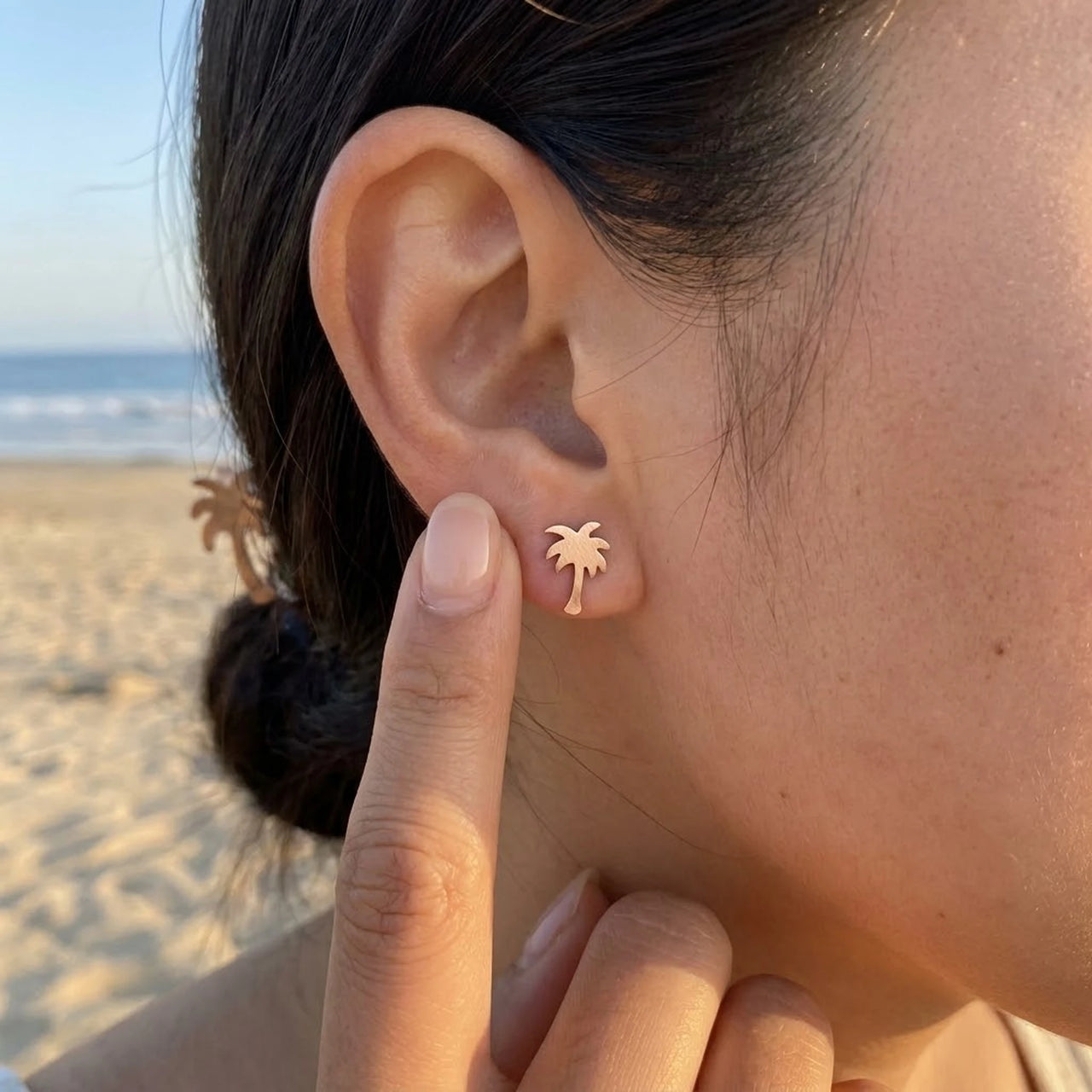Palmboom oorbellen — gedragen, echte grootte, rosé goud | SKU: 10287609-rose-gold-color