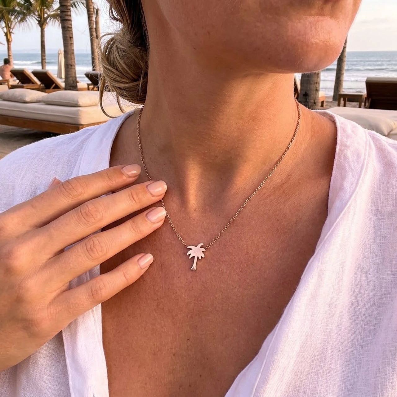 Palmboom ketting — gedragen, echte grootte, rosé goud | SKU: 8732822-rose-gold-color