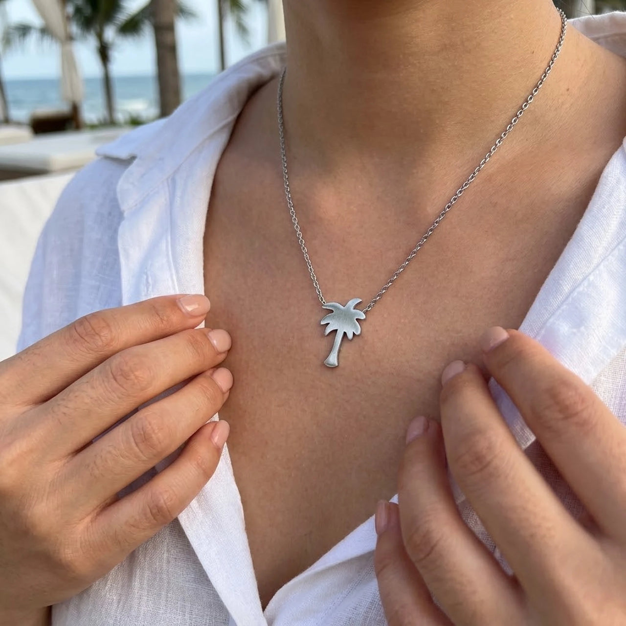 Palmboom ketting — gedragen, echte grootte, zilver | SKU: 8732822-silver-plated