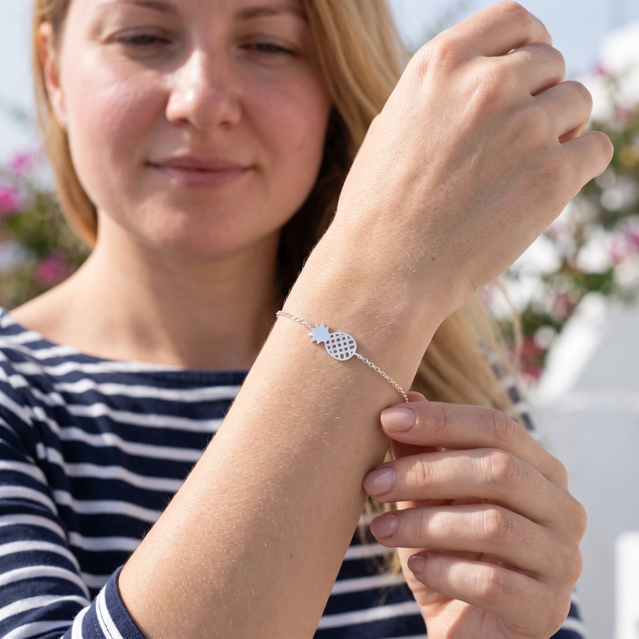 Bijoux plage — photo portée, geste du quotidien, argent | SKU: 9178613-white-gold