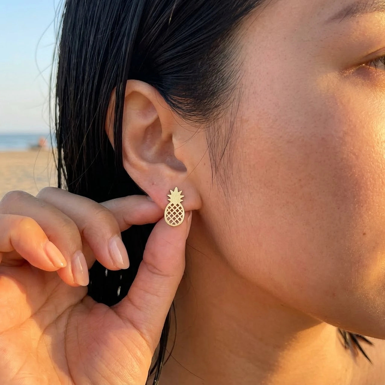 Boucles d'oreilles ananas — photo portée, taille réelle, or | SKU: 437186-gold-color
