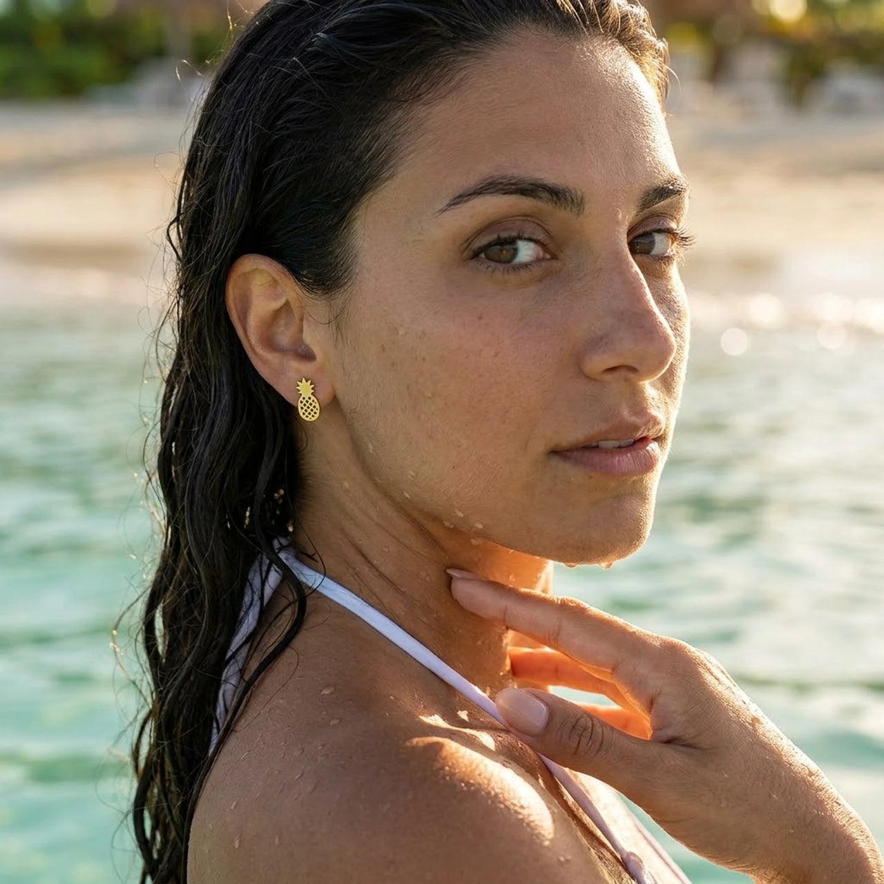 Boucles d'oreilles ananas — photo portée dans l'eau, waterproof, or | SKU: 437186-gold-color