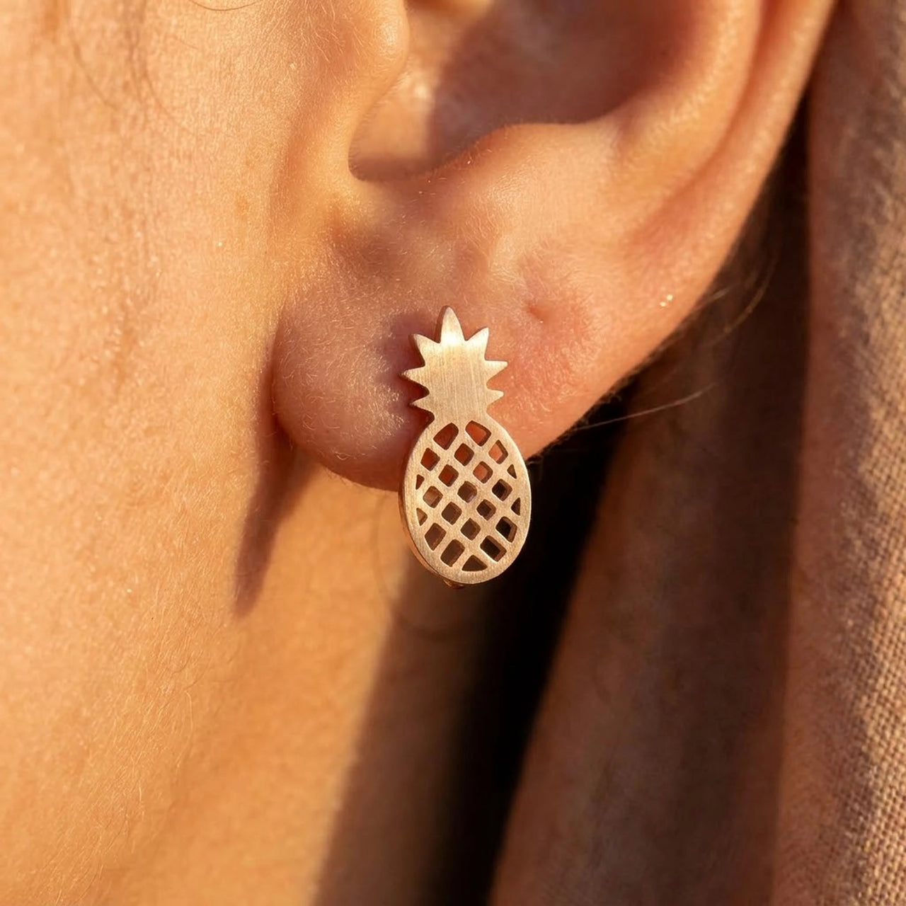 Puces d'oreilles — gros plan sur les détails, or rose | SKU: 437186-rose-gold-color