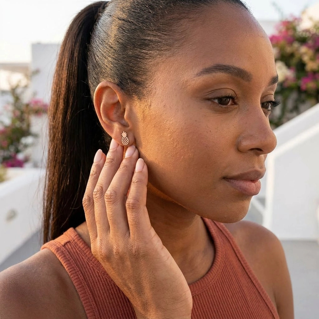 Boucles d'oreilles acier inoxydable — photo portée, geste du quotidien, or rose | SKU: 437186-rose-gold-color