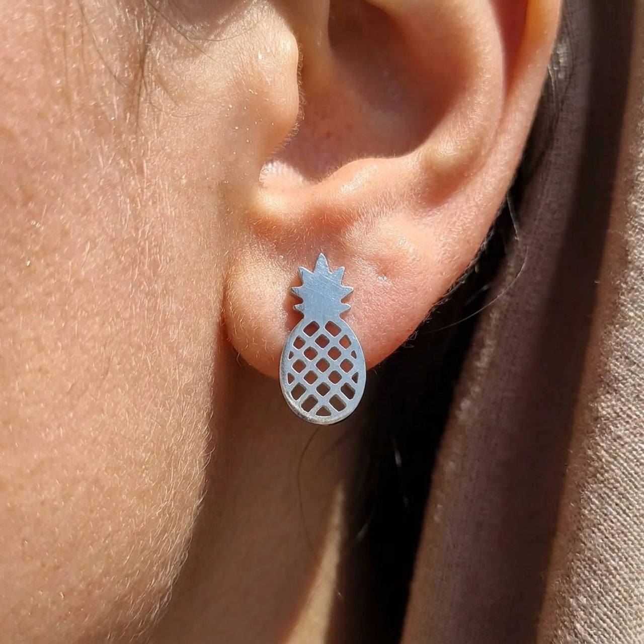 Puces d'oreilles — gros plan sur les détails, argent | SKU: 437186-silver-plated