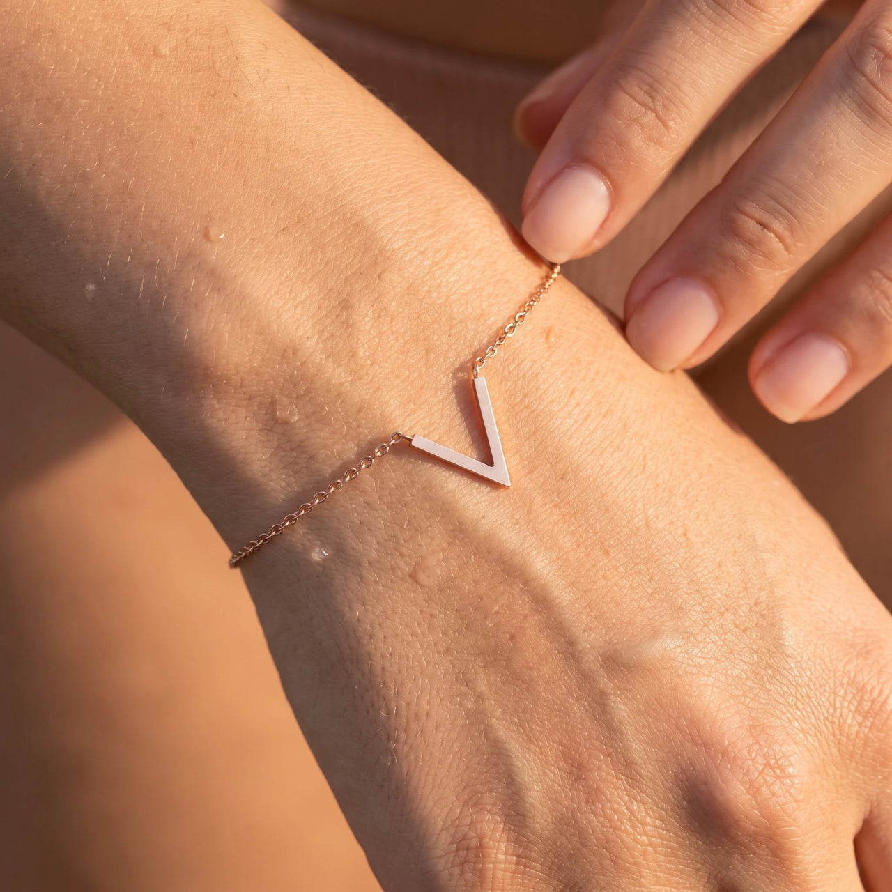 Bracelet v — gros plan sur les détails, or rose | SKU: 9443177-rose-gold