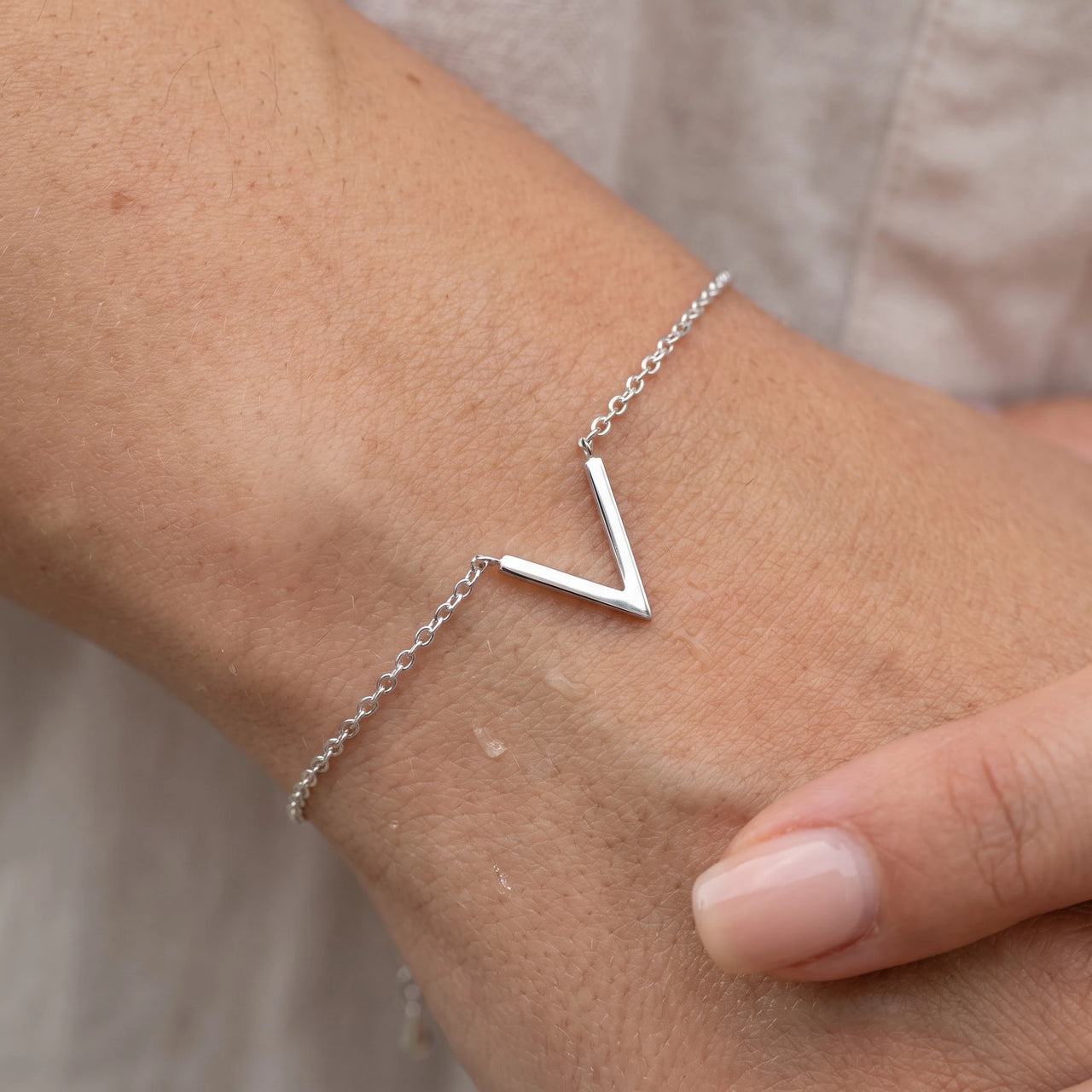 Bracelet chevron — gros plan sur les détails, argent | SKU: 9443177-white-gold