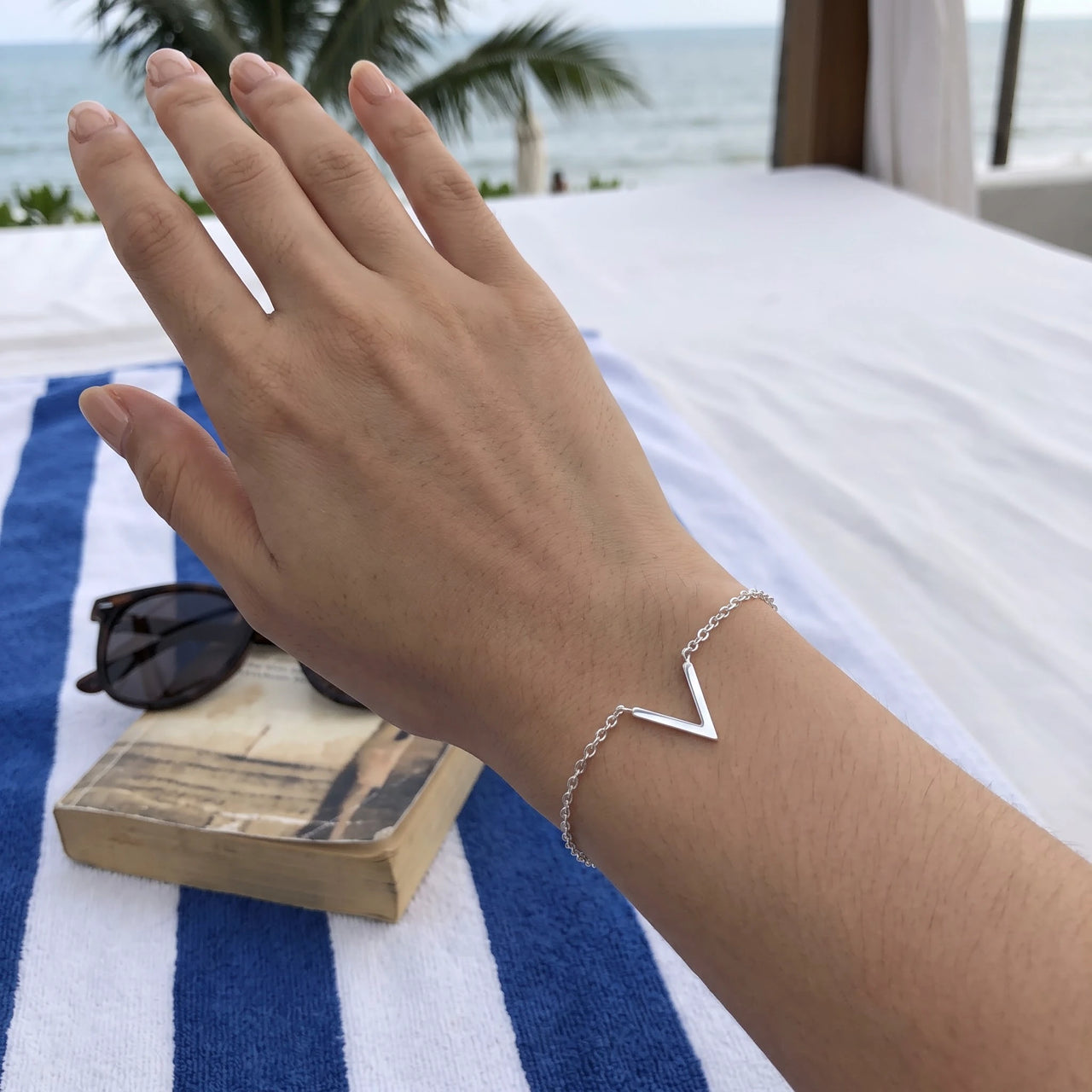 Bracelet fin femme — photo portée, taille réelle, argent | SKU: 9443177-white-gold