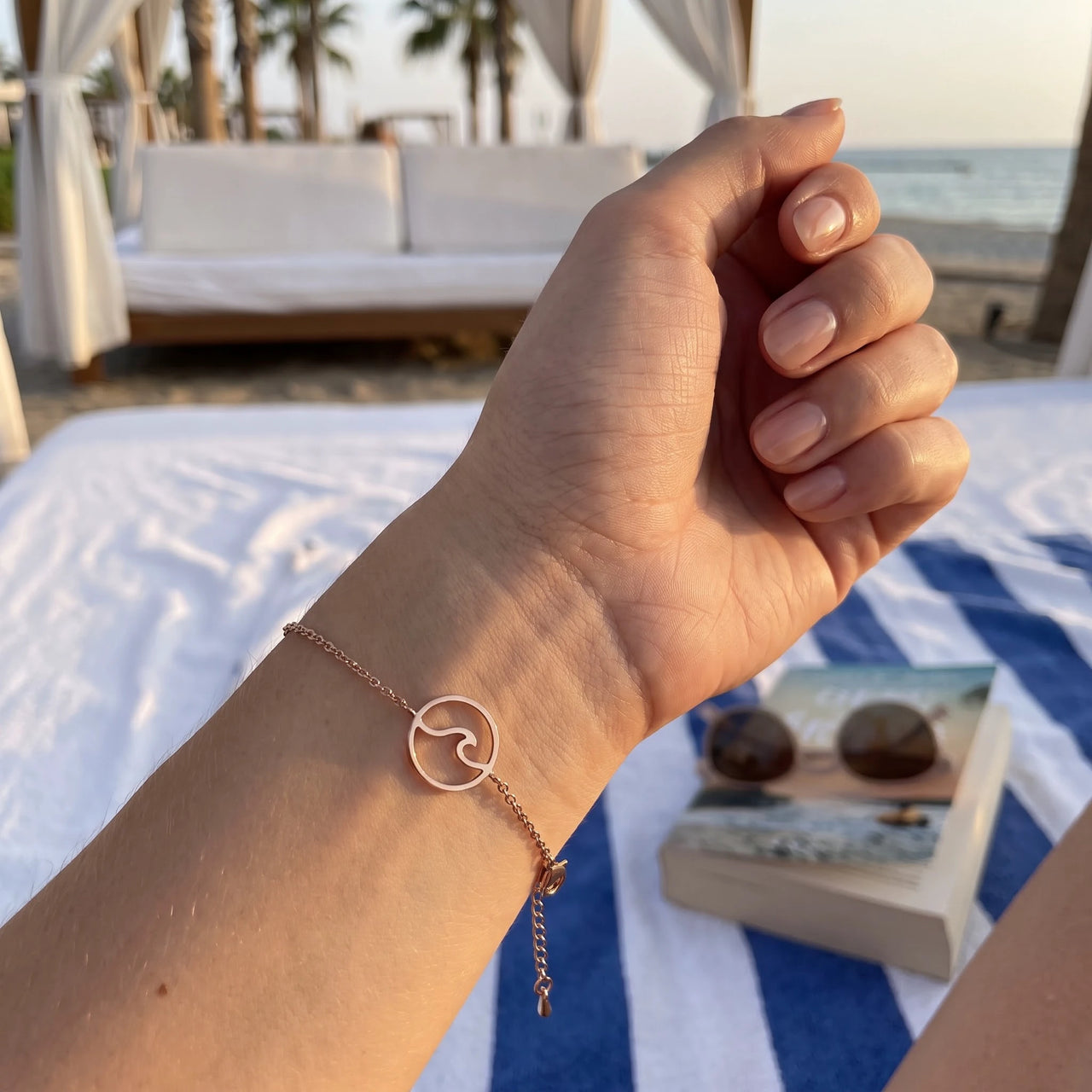 Waterproof sieraden — gedragen, echte grootte, rosé goud | SKU: 17429078-rose-gold