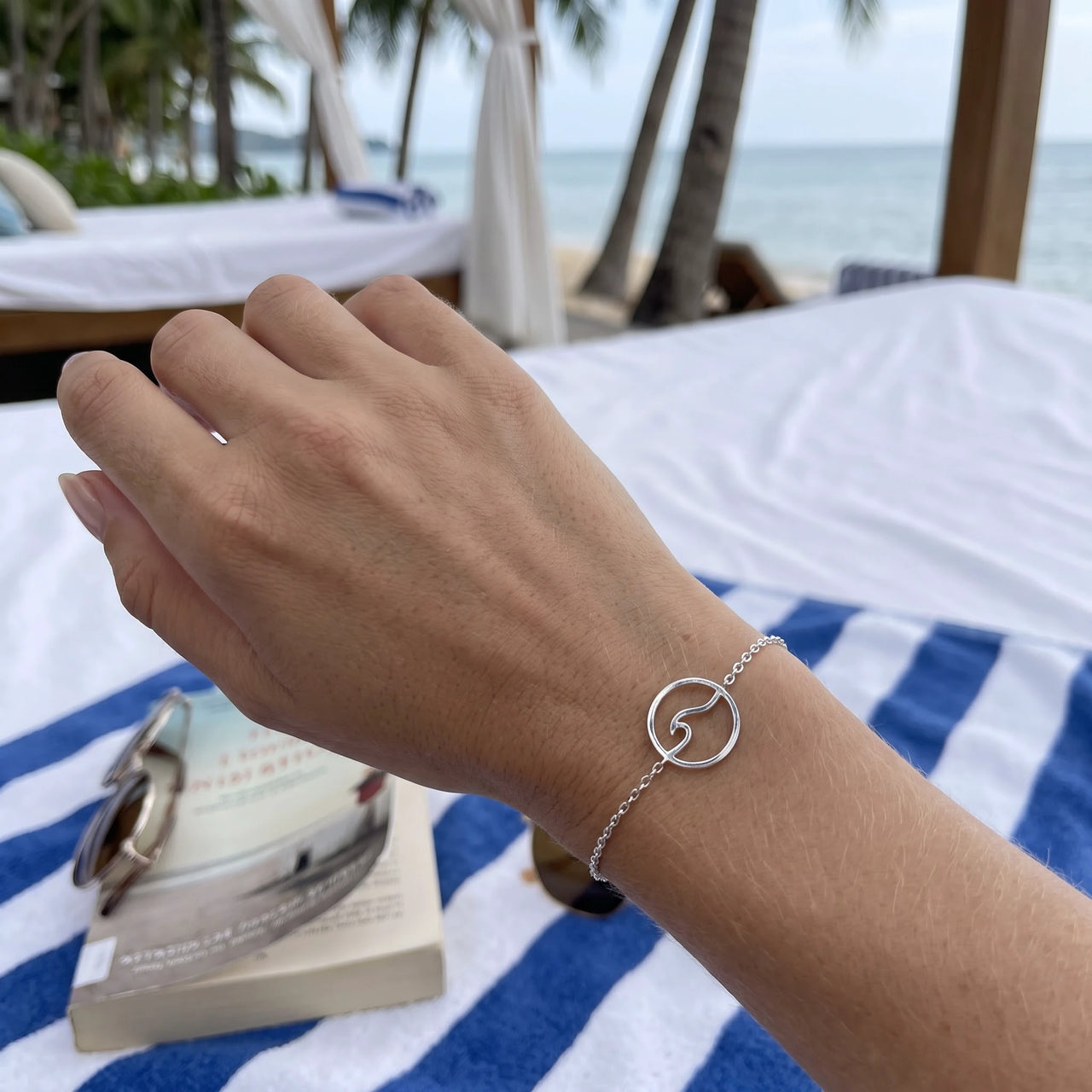 Waterproof sieraden — gedragen, echte grootte, zilver | SKU: 17429078-white-gold