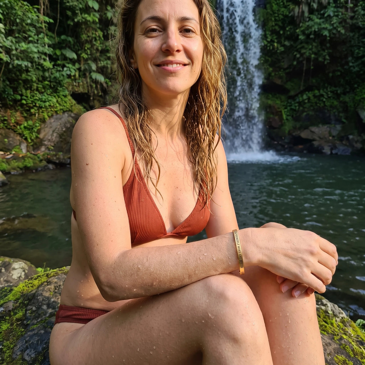 Bracelet jonc femme — photo portée au bord de l'eau, or | SKU: lymab-g