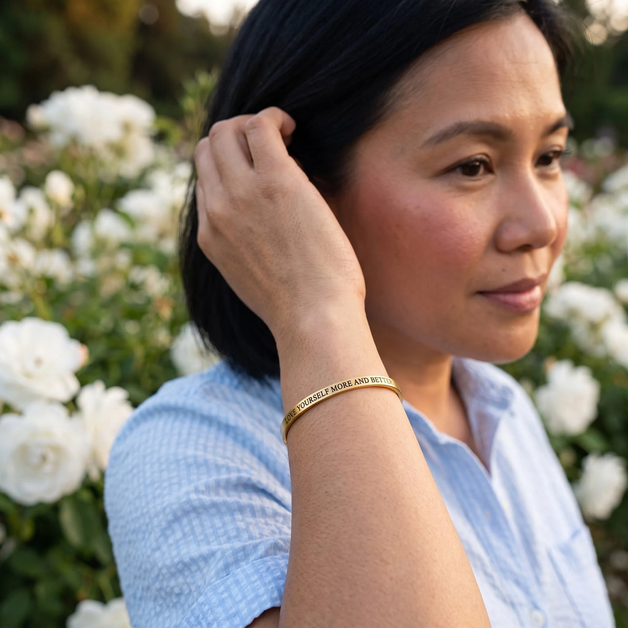 Bracelet jonc femme — photo portée, geste du quotidien, or | SKU: lymab-g