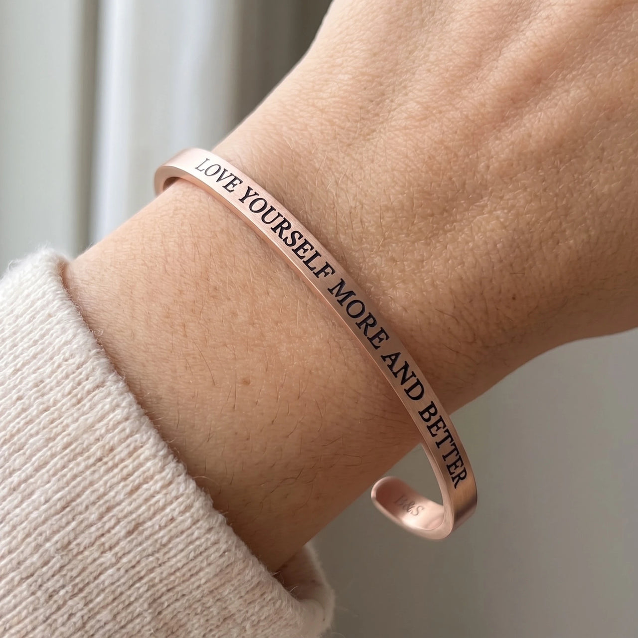 Bracelet jonc — gros plan sur les détails, or rose | SKU: lymab-rg