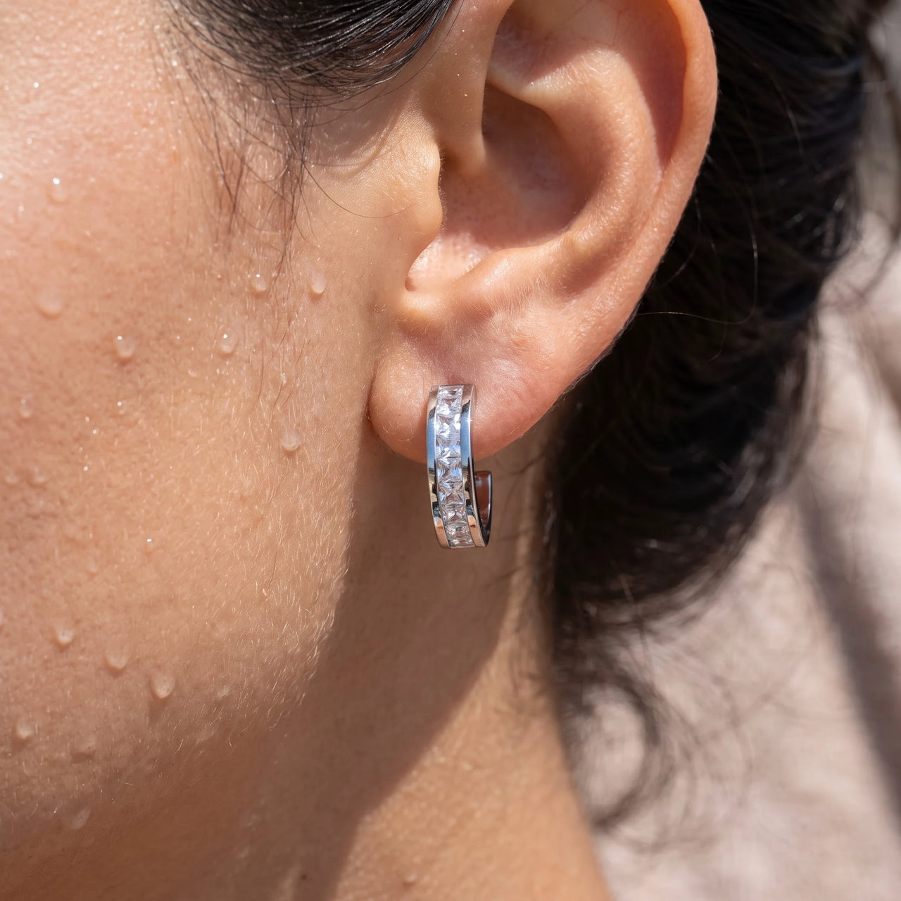 Kleine oorringen — close-up van de details, zilver | SKU: 22023999-rhodium