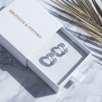 Thumbnail for Huggie oorbellen — in de cadeaudoos, zilver | SKU: 22023999-rhodium