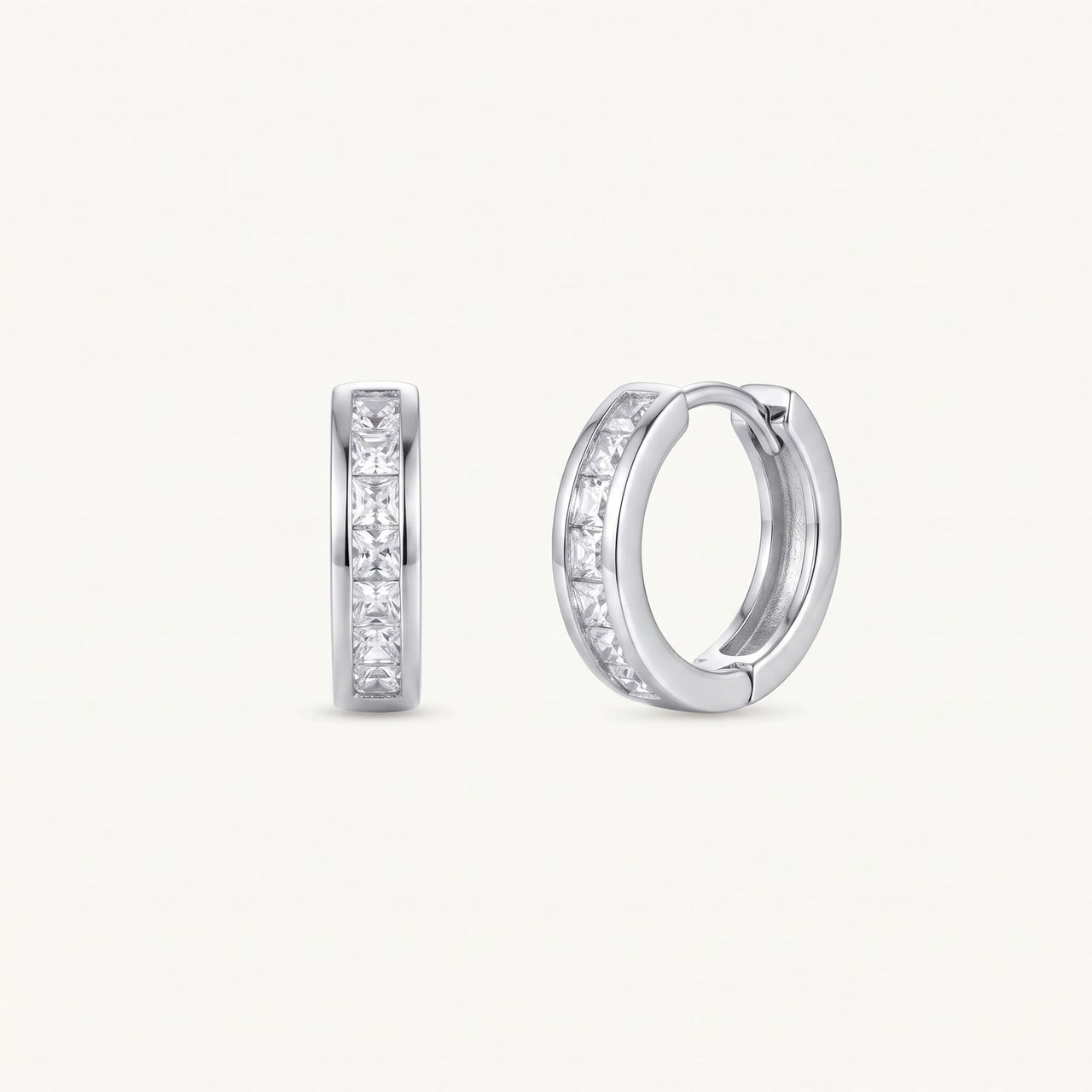 Huggie oorbellen — productfoto op witte achtergrond, zilver | SKU: 22023999-rhodium