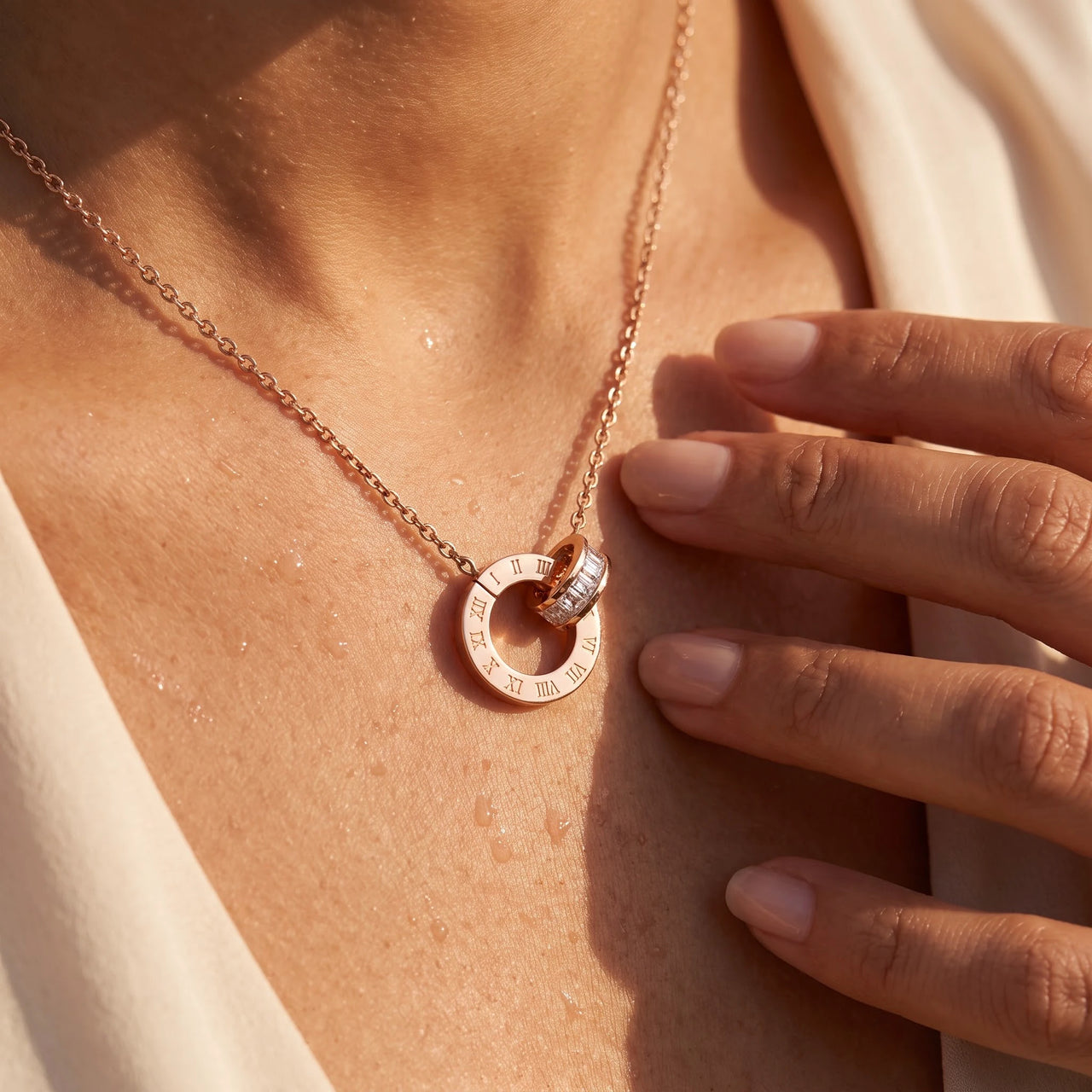 Collier or rose femme — gros plan sur les détails, or rose | SKU: 25535378-rose-gold