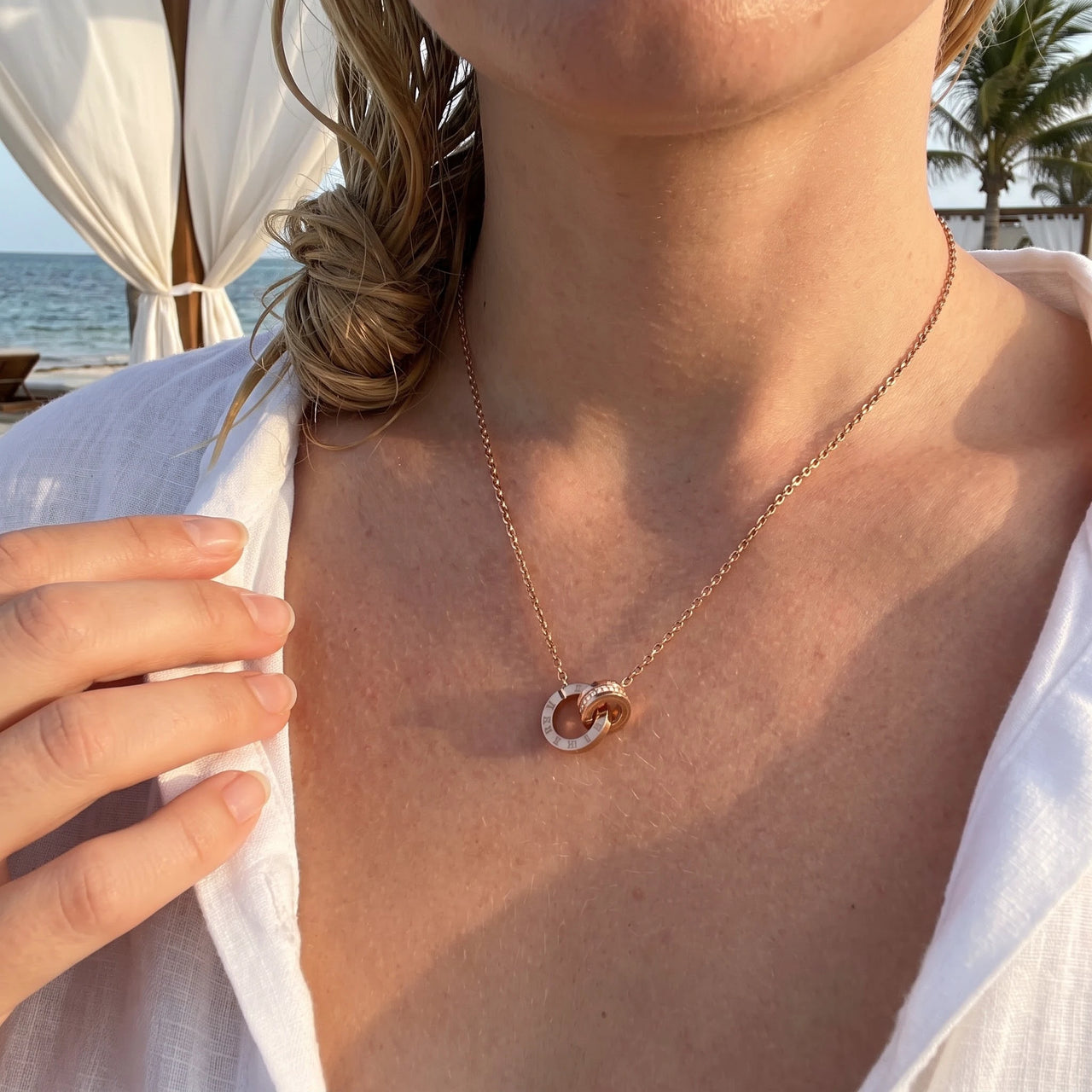 Collier pendentif femme — photo portée, taille réelle, or rose | SKU: 25535378-rose-gold