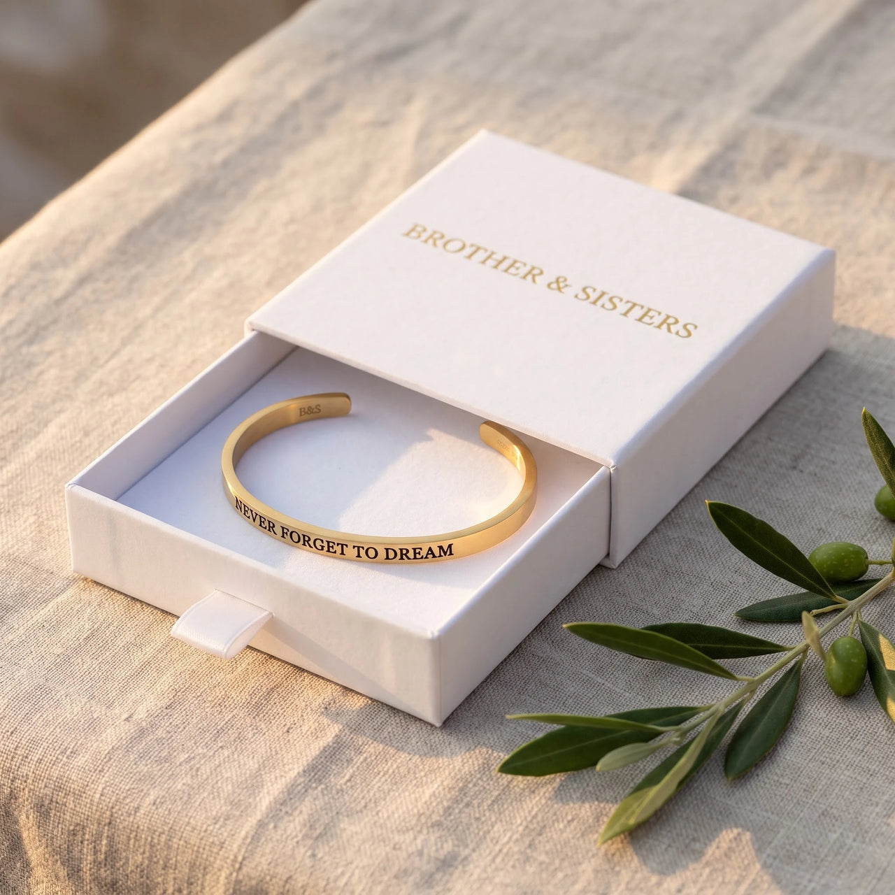 Never Forget To Dream, gold bracelet — gift box | SKU: nftd-rg