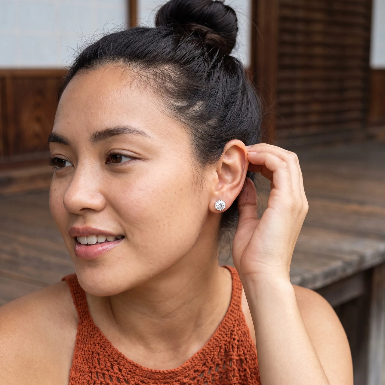 Boucles d'oreilles solitaire — photo portée, geste du quotidien, argent | SKU: 5056659