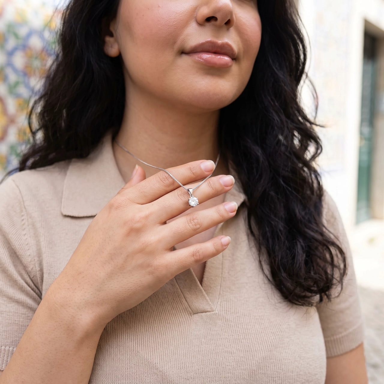 Collier solitaire — photo portée, geste du quotidien, argent | SKU: 505665