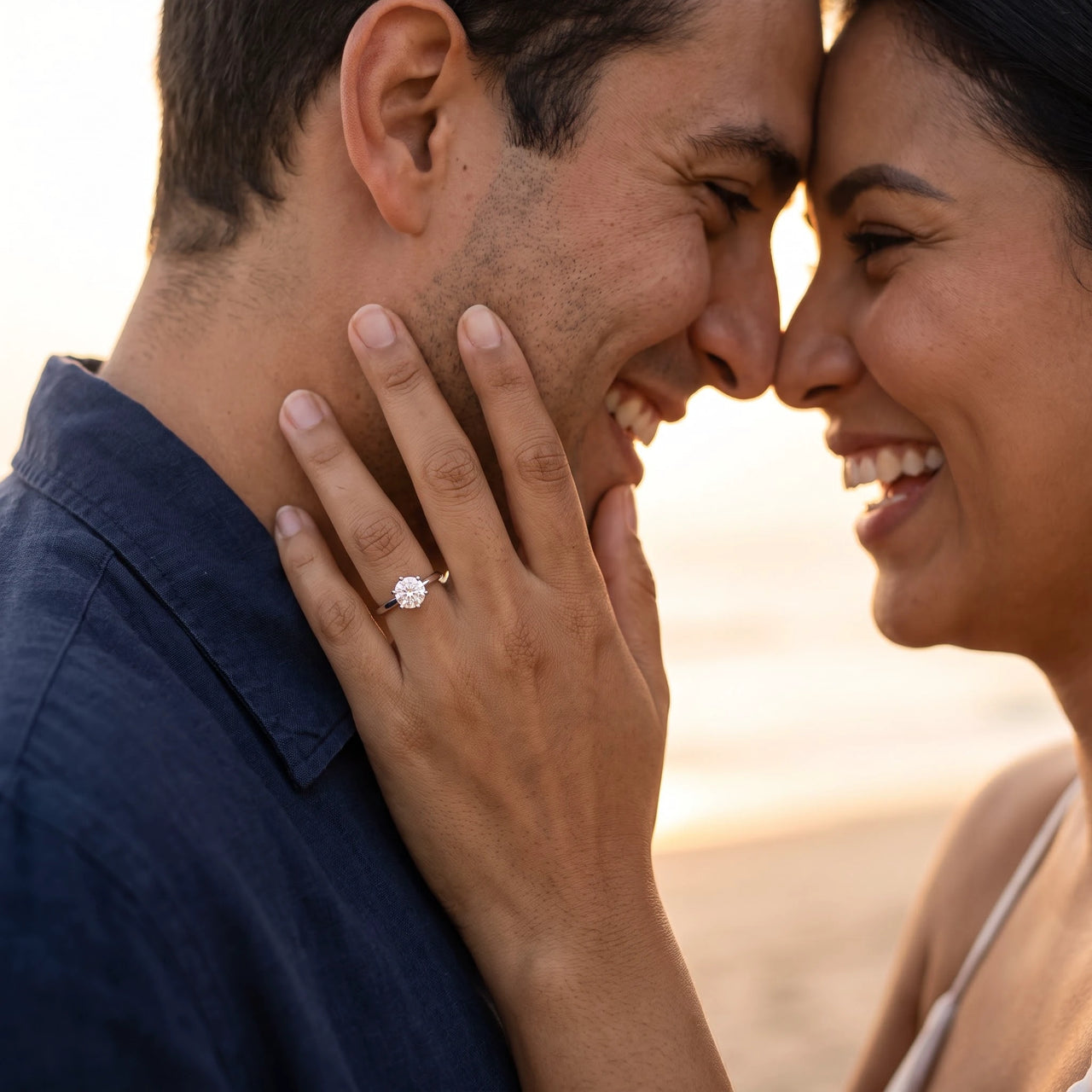 Solitaire ring — gedragen door een stel, zilver | SKU: 33759698-4.5-silver