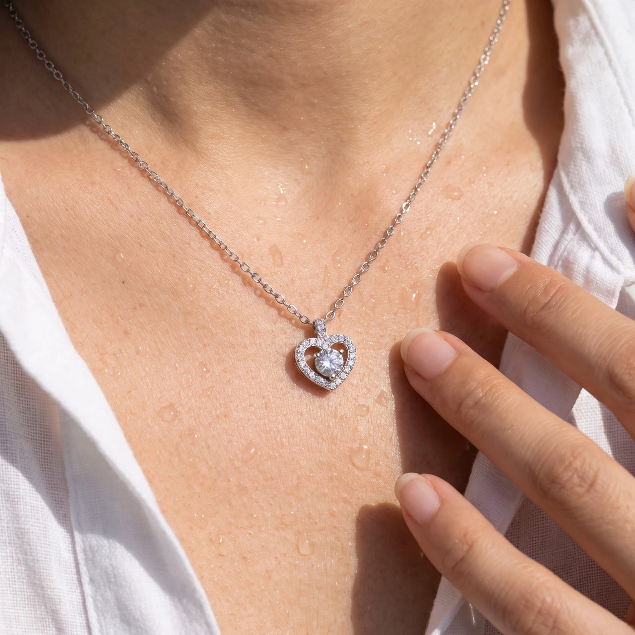 Close-up of the silver necklace worn on the skin | SKU: 505744