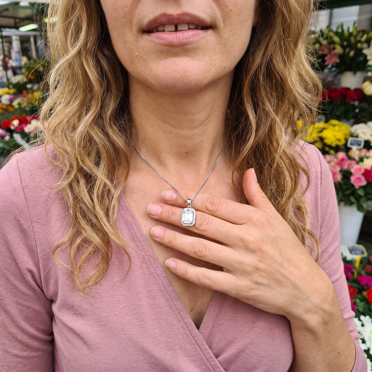 Collier zircon — photo portée, geste du quotidien, argent | SKU: 22559056