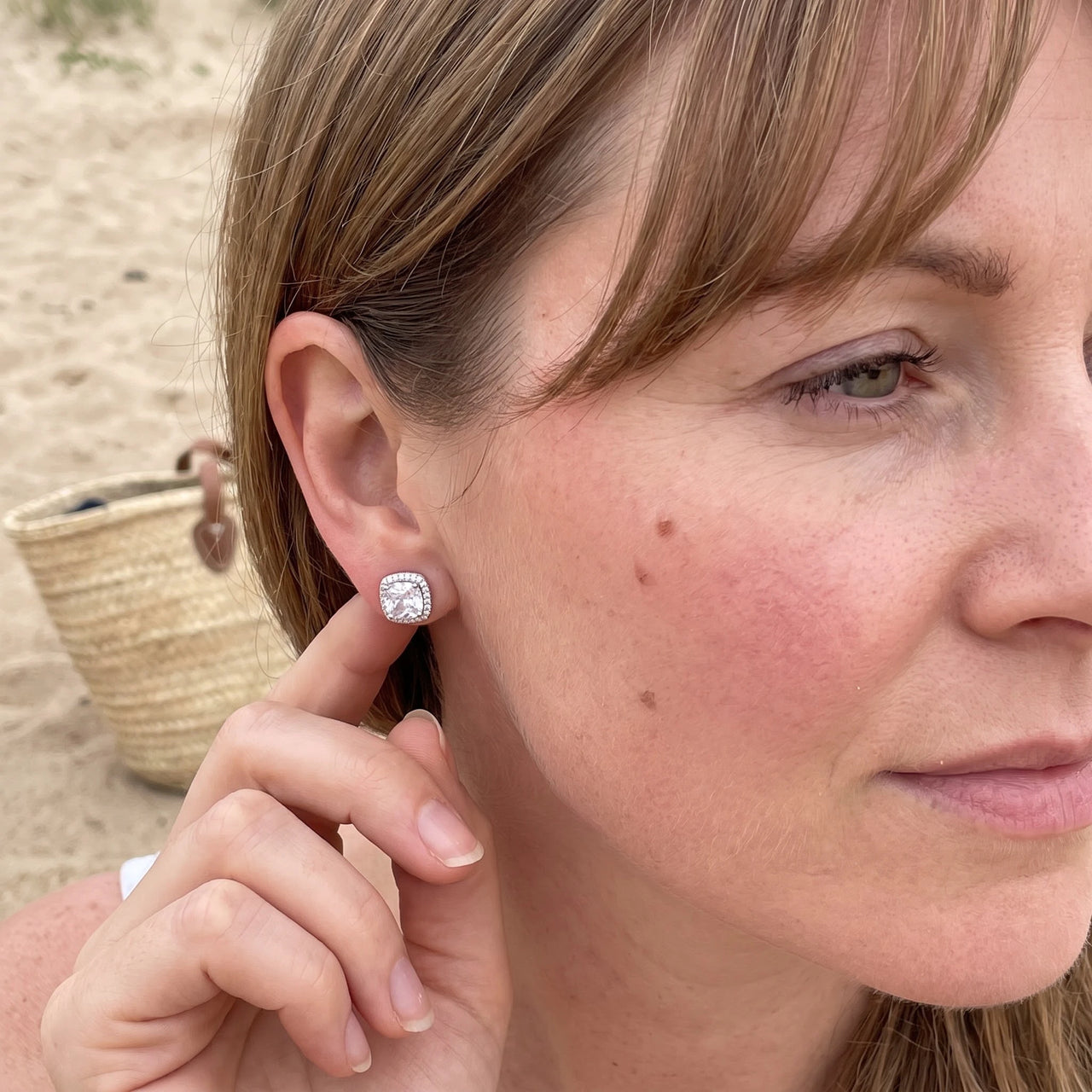 Bruids oorbellen — gedragen, echte grootte, zilver | SKU: 505185-white
