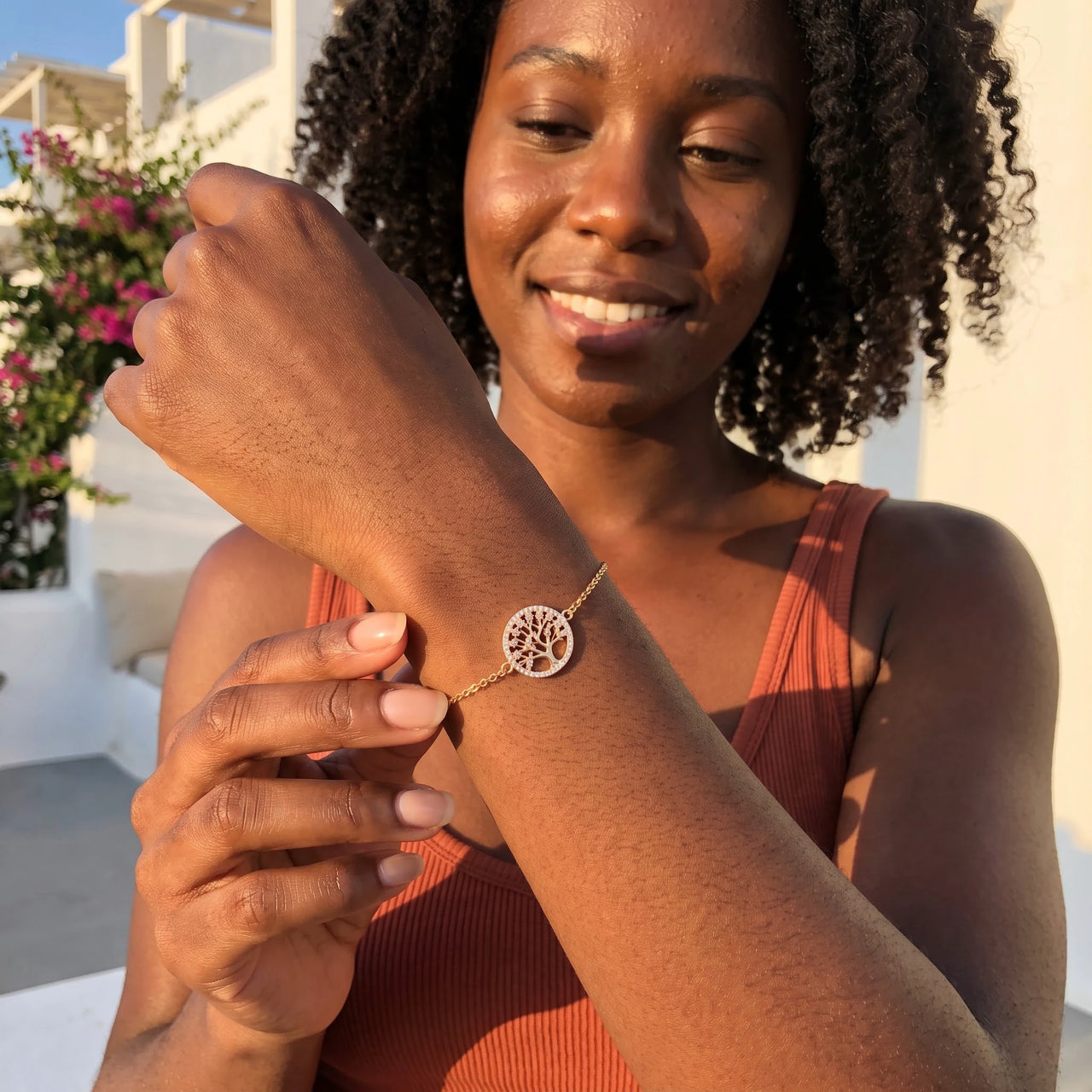 Bracelet arbre de vie — photo portée, geste du quotidien, or | SKU: 18963309-gold