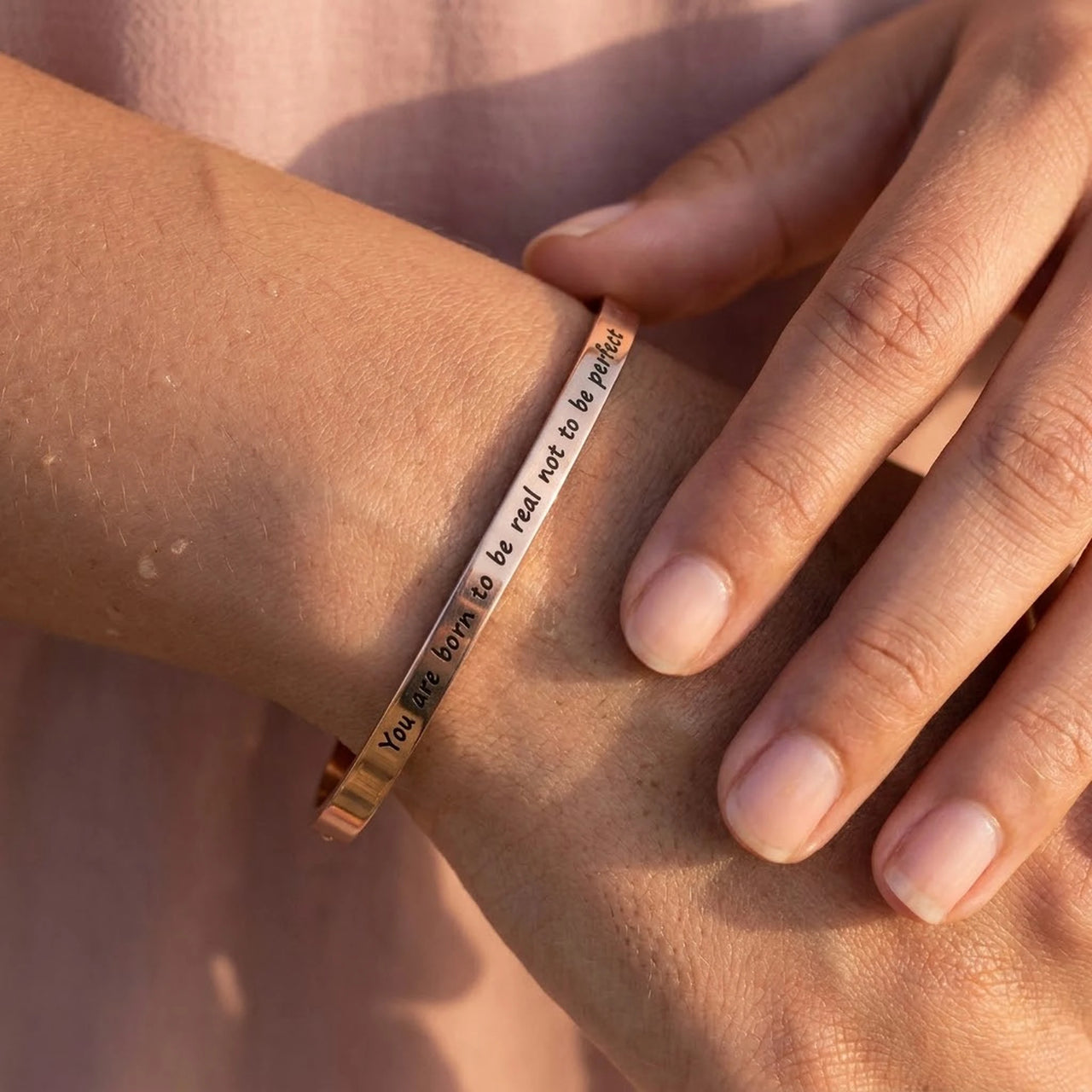 Bracelet gravé femme — gros plan sur les détails, or rose | SKU: 9864184-rose