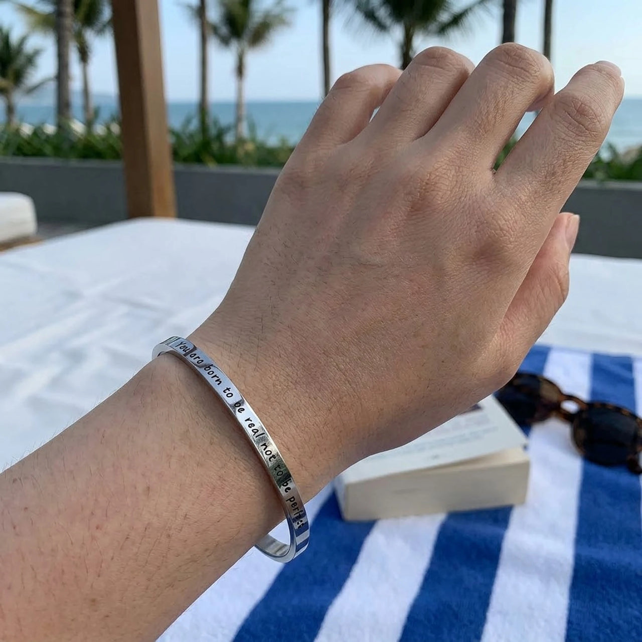 Bracelet jonc femme — photo portée, taille réelle, argent | SKU: 9864184-silver